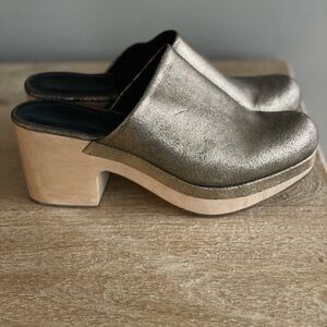 Rachel Comey Bose Clogs. Size 9. Metallic Gold.